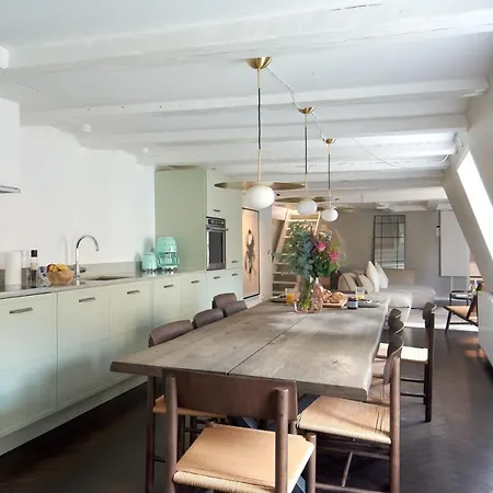 Beautiful Flat In Superb Location 아파트 *